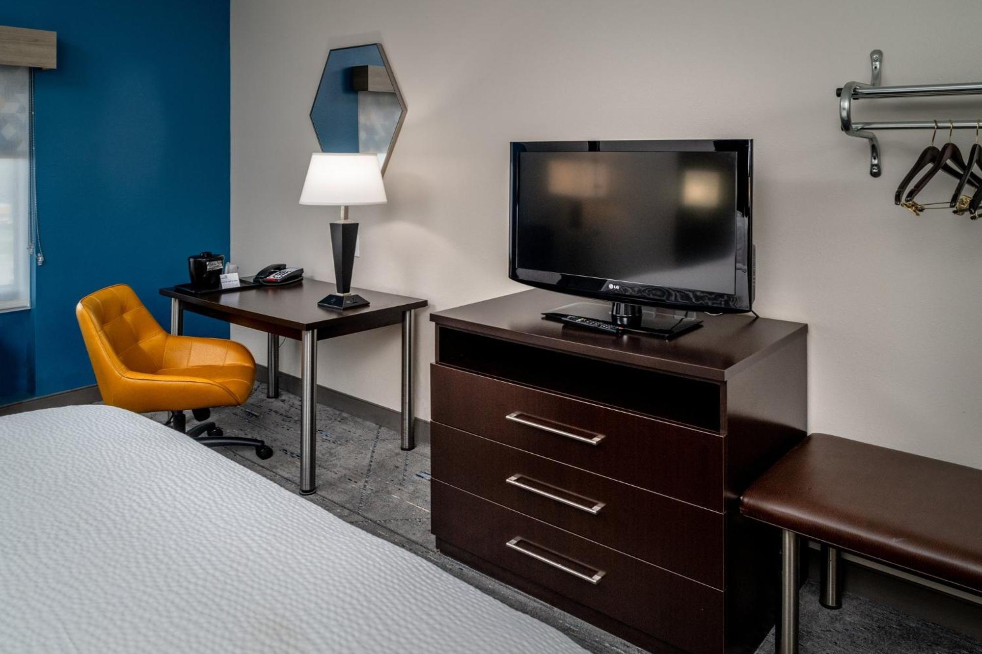Express & By Ihg 2* Cross Lanes